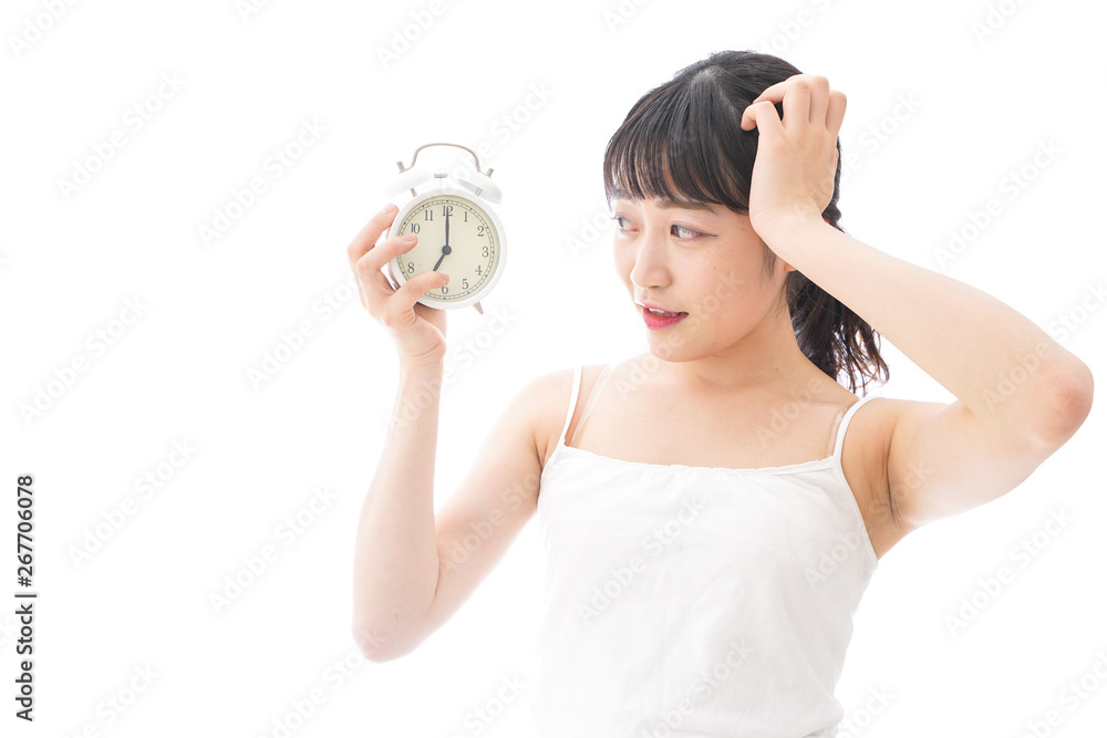 早起きをする若い女性