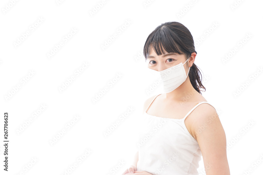 マスクをする若い女性 マスクをする若い女性