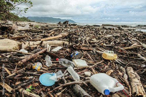 Pollution sur une plage du Costa Rica après de grosse pluies, les déchets qui étaient dans les rivières se retrouvent sur cette plage du pacifique. Santa Teresa, Costa Rica