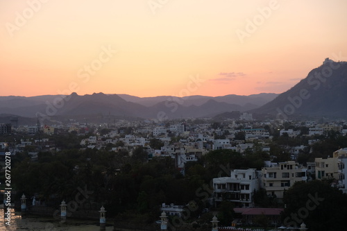 coucher de soleil sur la ville d'udaipur, inde