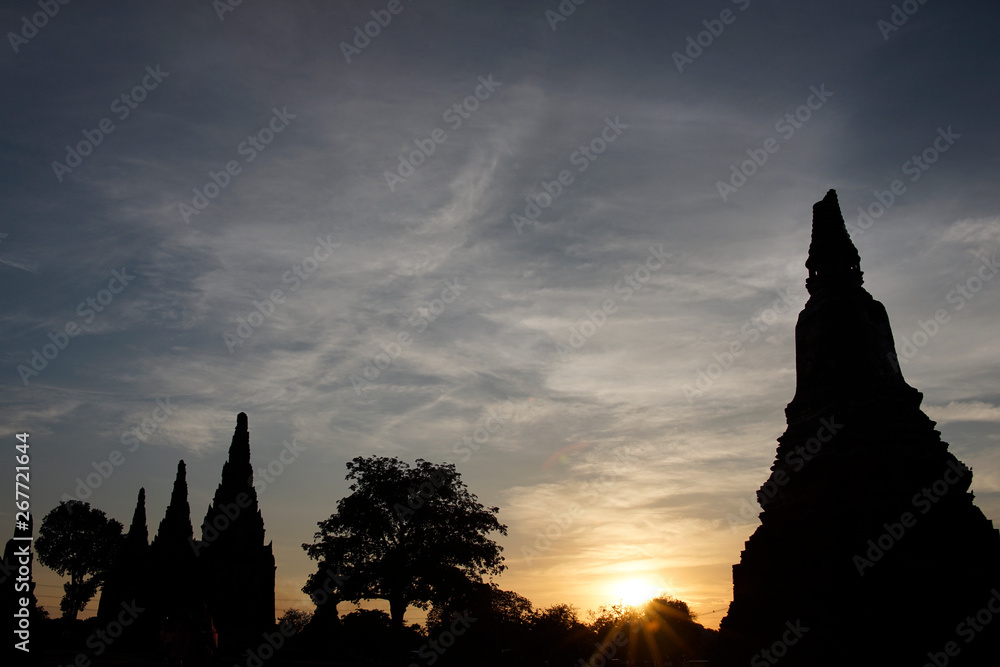 Obraz premium Old Buddhist pagoda silhouette with twilight sky in an evening, Ayuthaya historical park, Thailand
