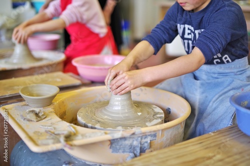 陶芸体験をする子供