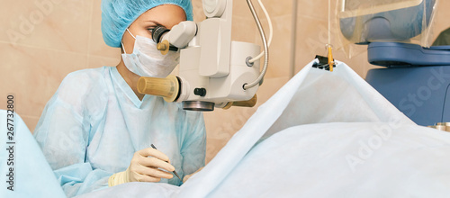 Tableau sur toile Ophthalmology laser microscope operation