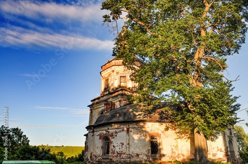 Obraz na płótnie заброшенная церковь w salonie
