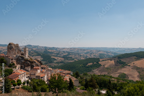 Pietracupa, Campobasso, Molise. Panorama. Il nome deriva da pietra, poiché costruito su un'enorme formazione calcarea, la 