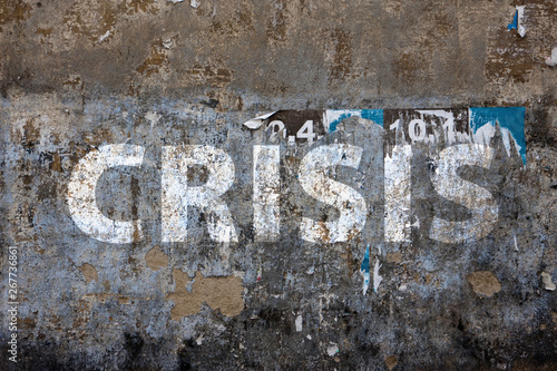alte Fassade mit dem Wort "crisis" - Krise