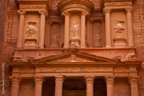 El Tesoro (The Treasury, en árabe Al Khazneh), Cañón As-Siq, Petra, Jordania, Oriente Medio photo