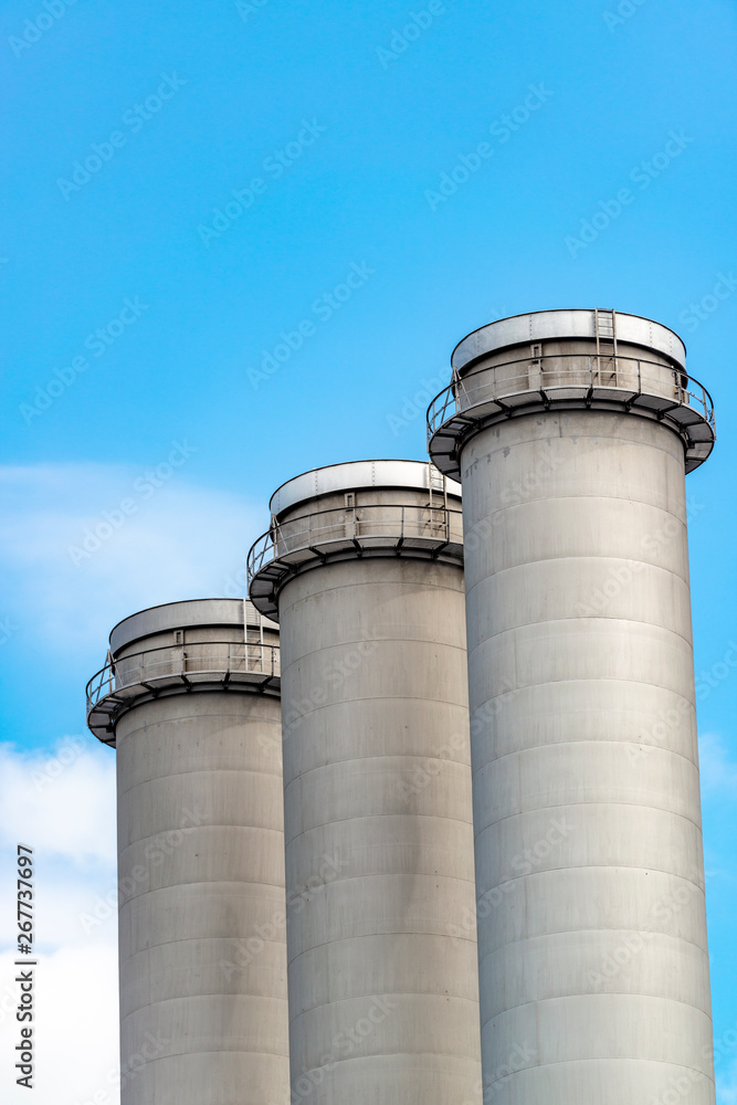 Drei Industrie Schornstein bzw. Schlote in einer Industrieanlage Drei Industrie Schornstein bzw. Schlote in einer Industrieanlage