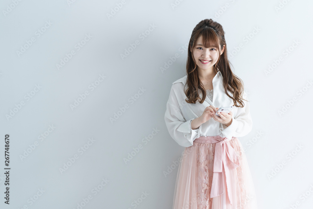 スマートフォンを使う女性