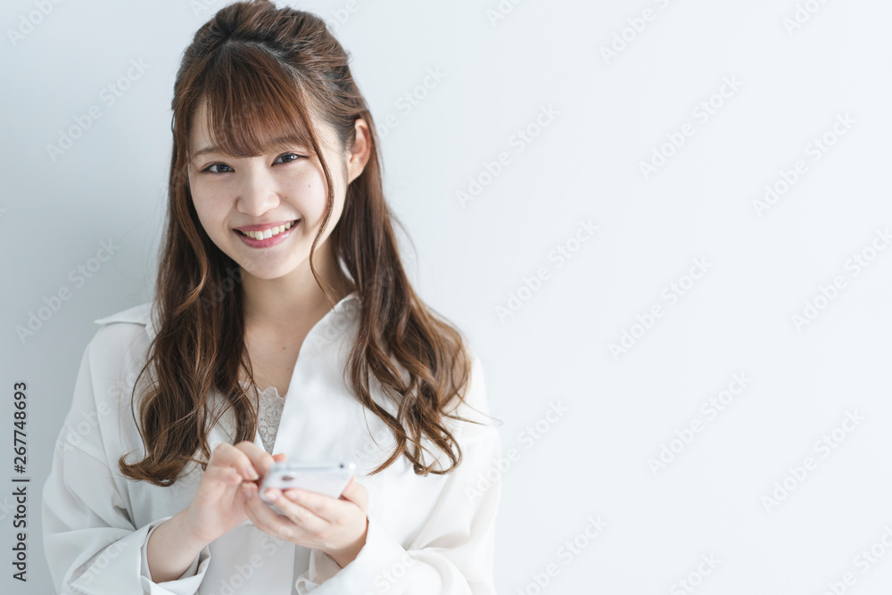 スマートフォンを使う女性 スマートフォンを使う女性