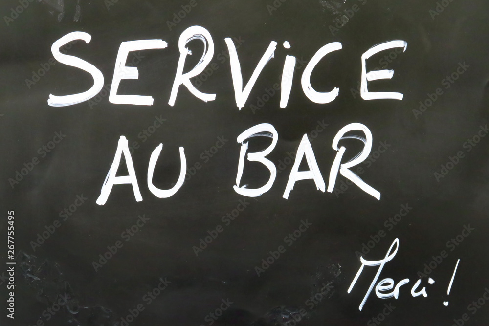 Fototapeta premium Service au bar inscription à la craie sur tableau noir.