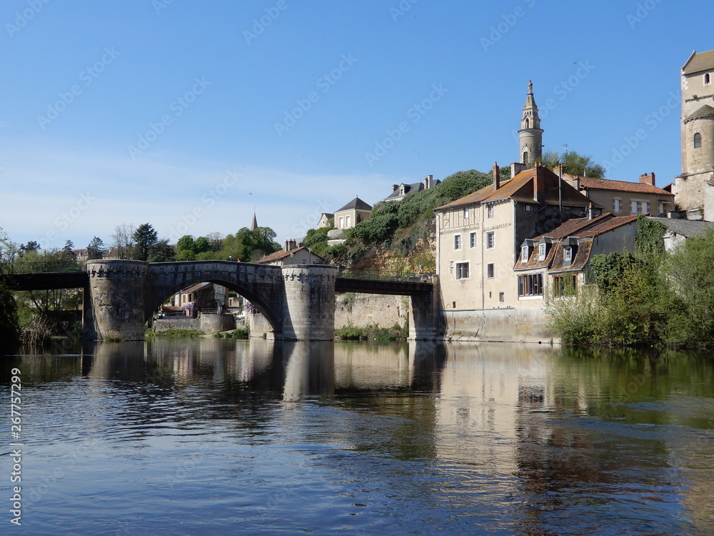 Fototapeta premium La Gartempe à Montmorillon, Vienne, Poitou, France