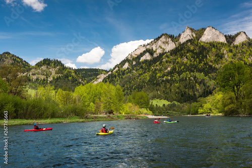Fototapeta Naklejka Na Ścianę i Meble -  Adventure kayaking and rafting on Dunajec river, Three Crowns mountains peak in background