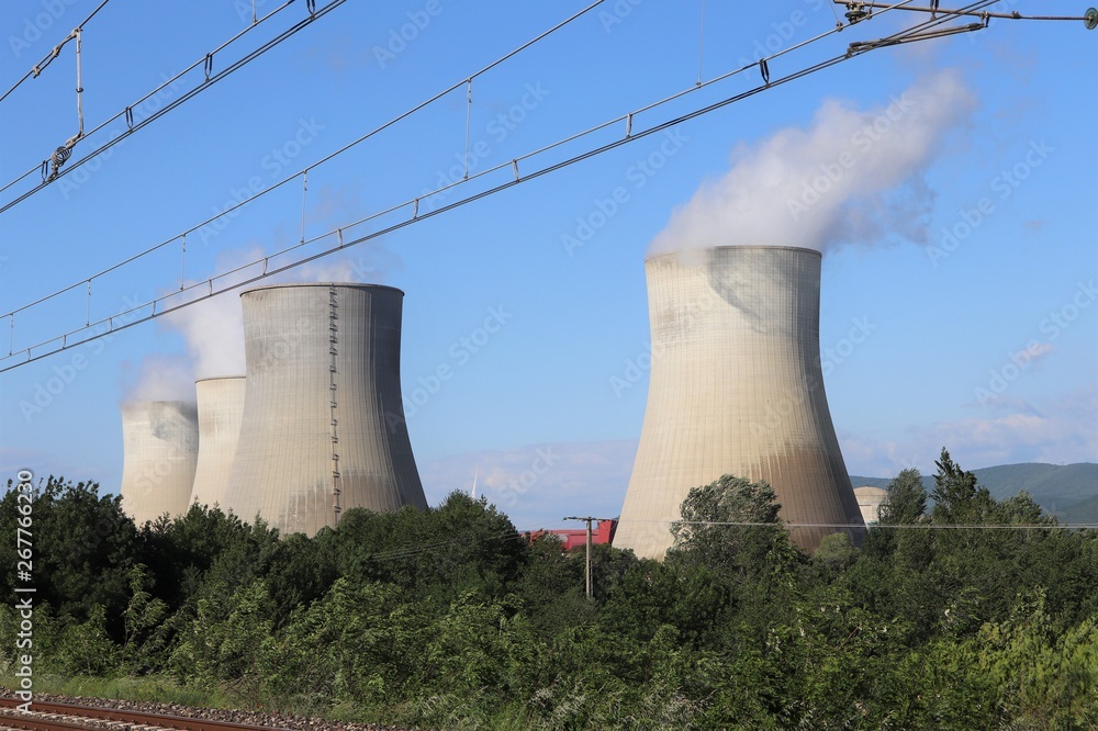 Centrale nucléaire de Cruas en Ardèche - Tours autoréfrigérantes Centrale nucléaire de Cruas en Ardèche - Tours autoréfrigérantes