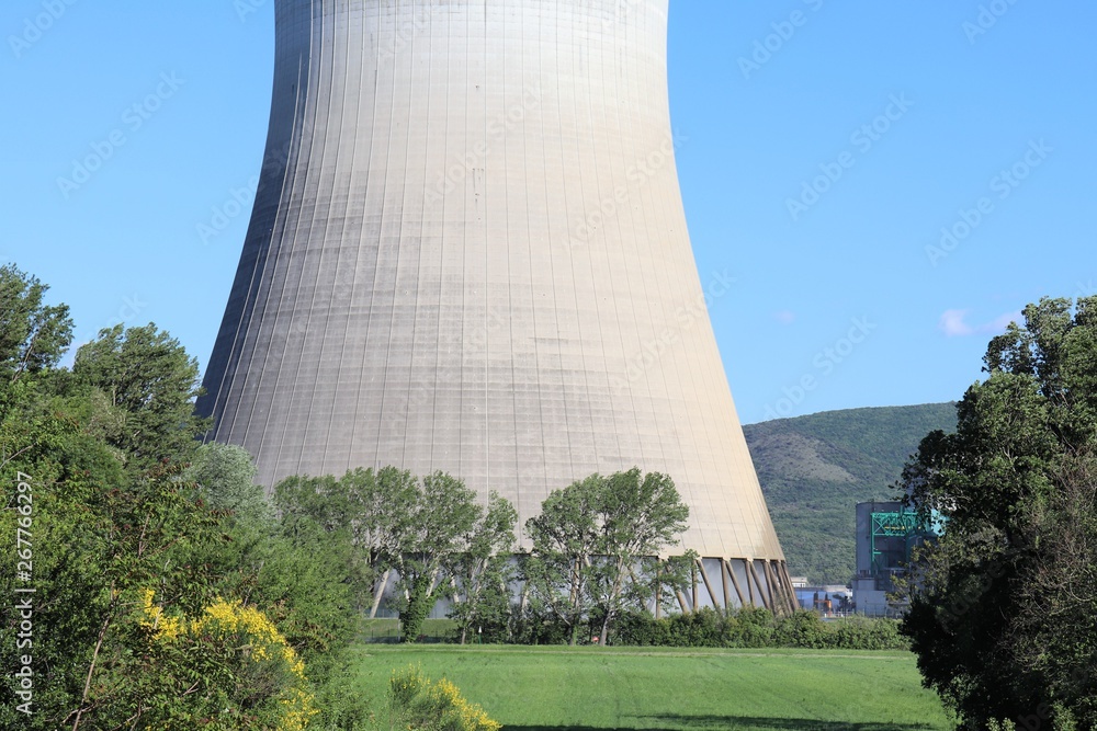Centrale nucléaire de Cruas en Ardèche - Tours autoréfrigérantes