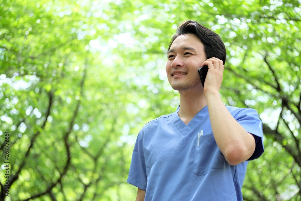 ポージングをする　男性　医療従事者　看護師