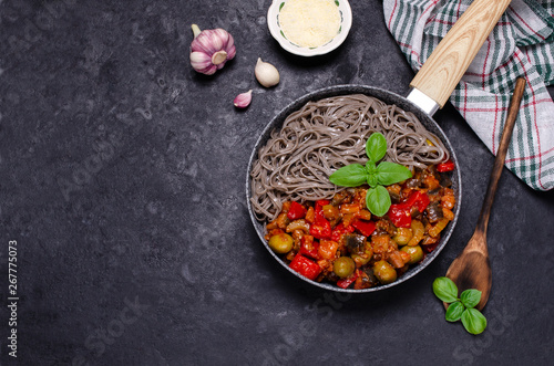 Fototapeta Naklejka Na Ścianę i Meble -  Buckwheat noodles with vegetables