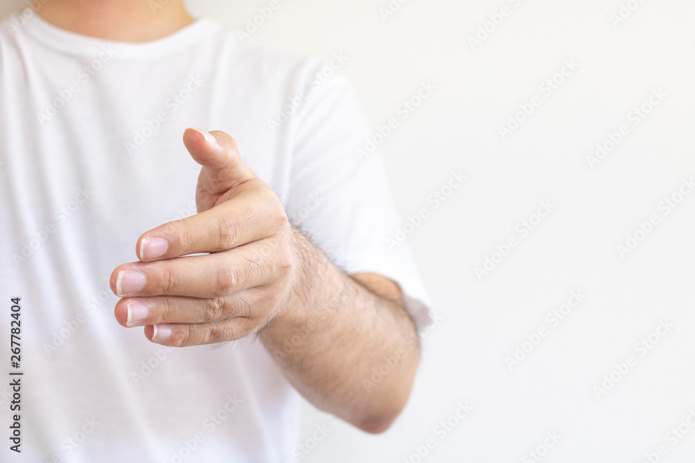 握手を求める男性 握手を求める男性