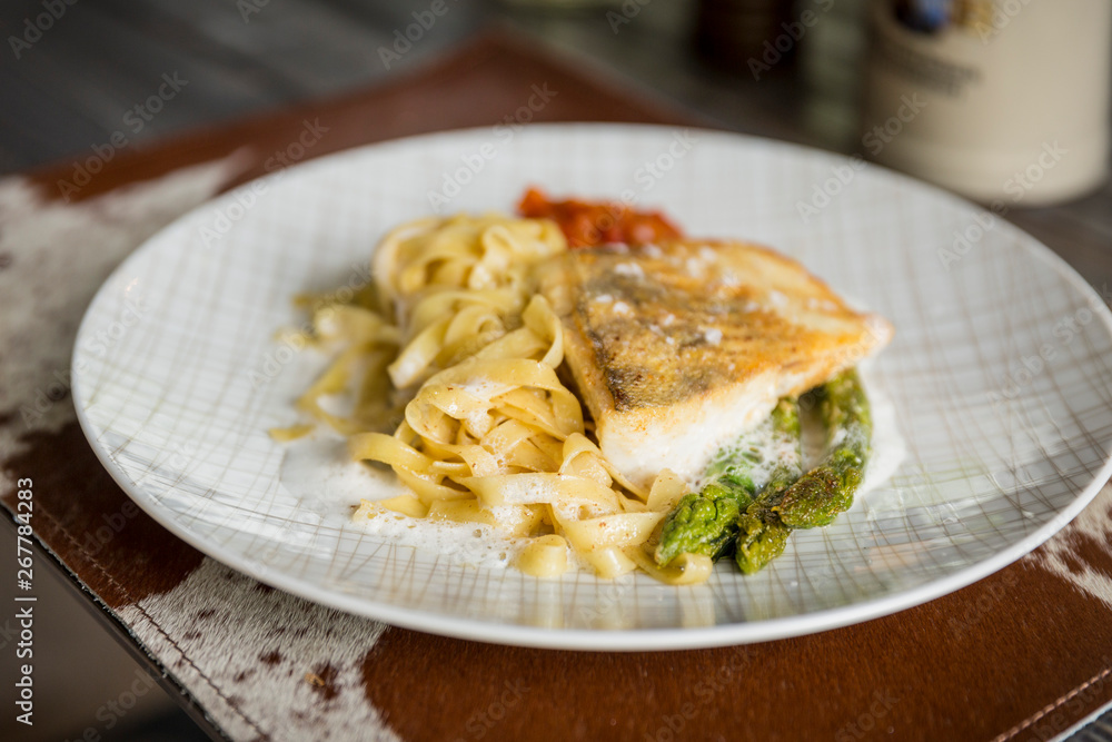 Fischfilet mit Bandnudeln und grüner Spargel Fischfilet mit Bandnudeln und grüner Spargel