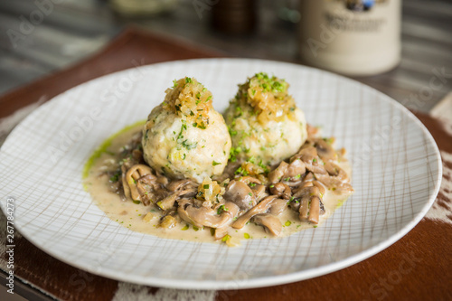 Semmelknödel mit Pilzrahmsoße photo