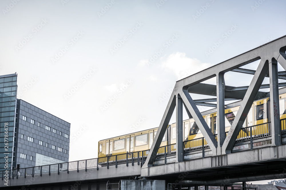 Berliner U-Bahn mit Brücke