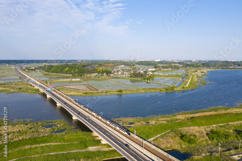千葉県の印旛沼を渡る京成スカイライナーと国道464号線を俯瞰撮影
