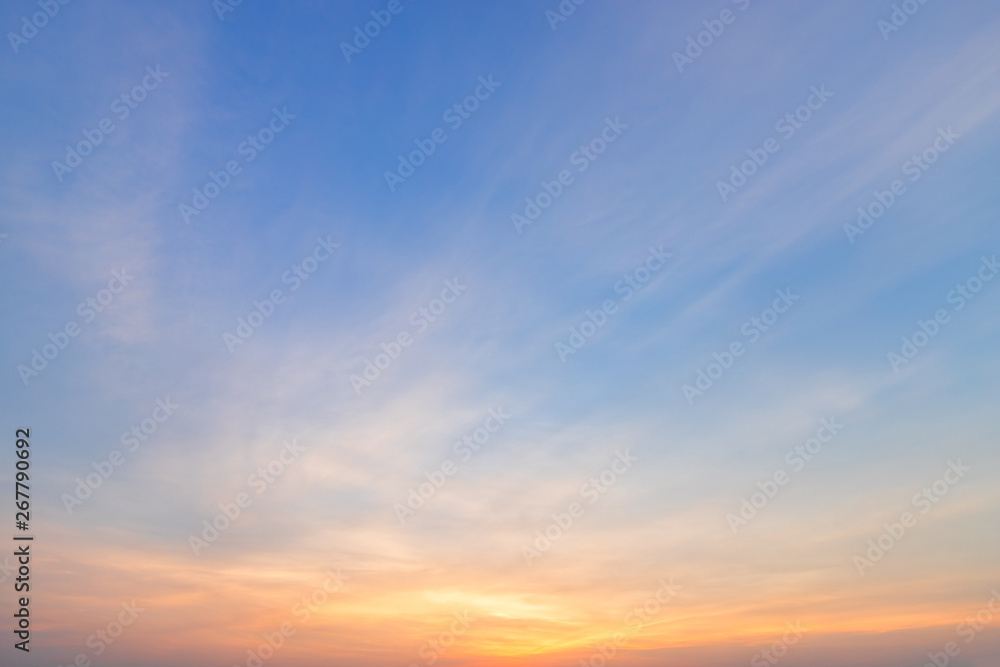 Fototapeta premium niebieski dramatyczny zachód słońca niebo tekstura tło.