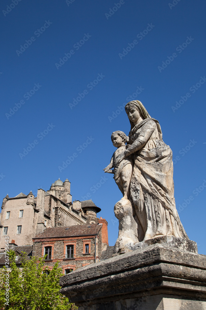 Statue de la vierge Marie et de l'enfant Jésus à Esataing (Aveyron)