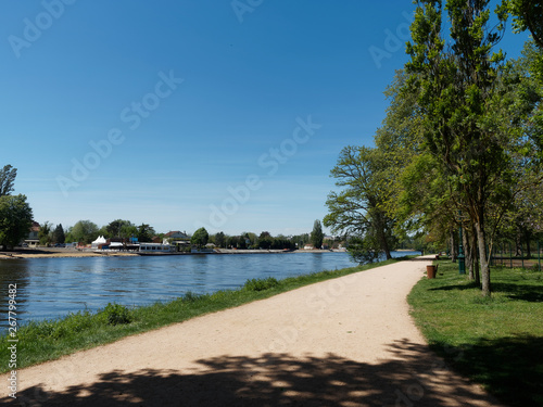 Les parcs de Vichy dans l'Allier. Chemin de promenade au bord de l'Allier