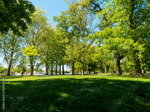 Les parcs de Vichy le long du lac d'Allier. Espaces verts. Parc Kennedy, parc des Bourins, parc du soleil et Célestins 
