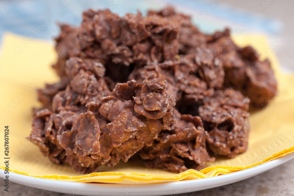 Chocolate corn flake cakes a simple party cake recipe for children to make Chocolate corn flake cakes a simple party cake recipe for children to make