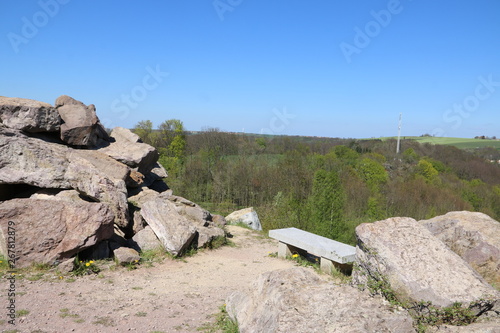 Aussichtspunkt in die Natur mit Bank und Felsen im Botanischen Garten Im Kurort Hartha photo