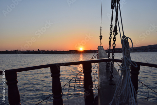 Tableau sur toile Silhouette of the ship's mast against the evening sky and sunset in the city of