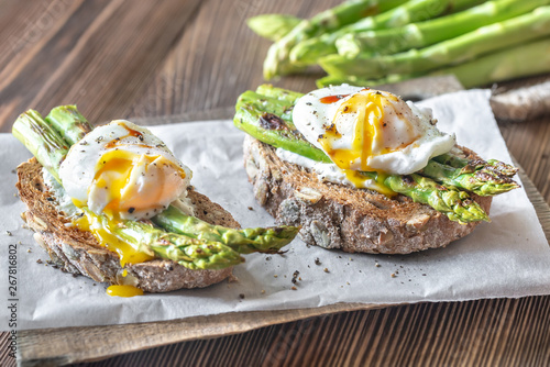 Sandwich with asparagus and egg