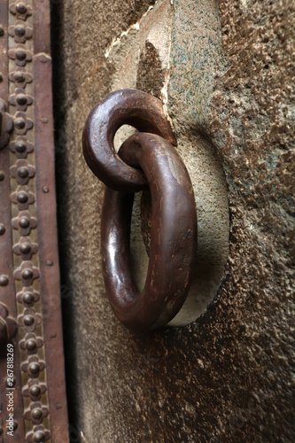 Fotografie old metal ring on door metal door - Image