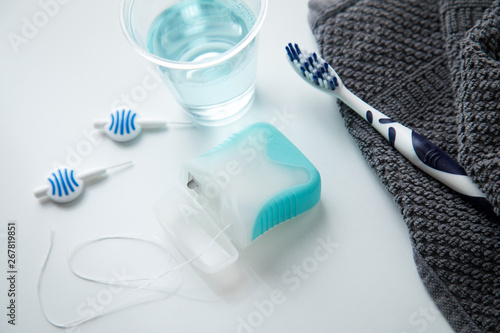 Zahnb  rste  Mundwasser  Zahnseide und Blau Interdental B  rsten als Zubeh  r f  r t  gliche Zahnpflege und Mundhygiene