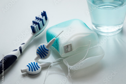 Zahnbürste, Mundwasser, Zahnseide und Blau Interdental Bürsten als Zubehör für tägliche Zahnpflege und Mundhygiene