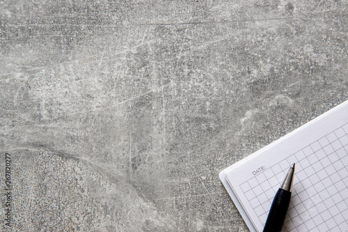 Notes oraz długopis na betonowym tle
