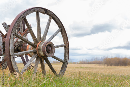 Fotografie close up of an old wagon wheel