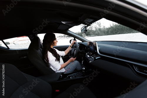 Φωτογραφία Happy young girl with new car