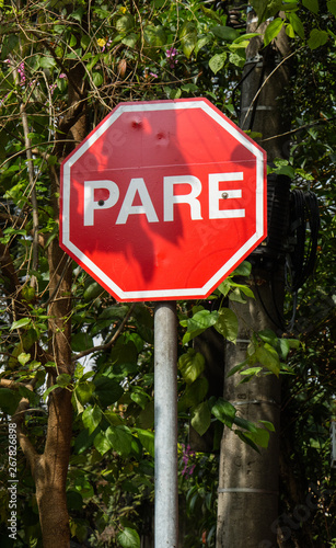 Placa de transito STOP = PARE no Brasil