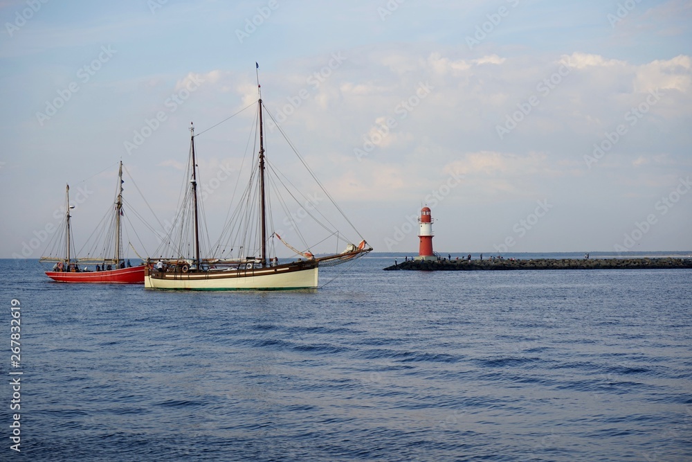 Zwei kleine Schiffe bei der Einfahrt nach Warnemünde Zwei kleine Schiffe bei der Einfahrt nach Warnemünde