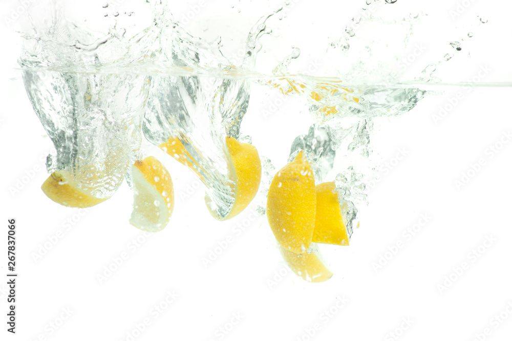 Cut lemon under the water