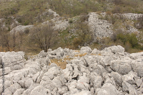 Carstic wedged rocks photo