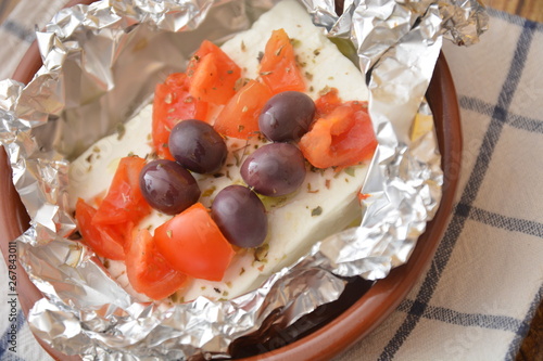 feta formaggio tipico tradizionale greco cotto al forno con olive origano pomodori e olio cibo mediterraneo