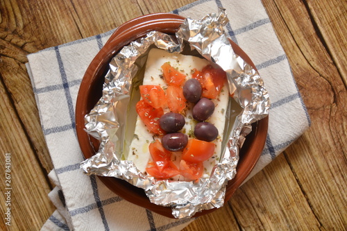feta formaggio tipico tradizionale greco cotto al forno con olive origano pomodori e olio cibo mediterraneo