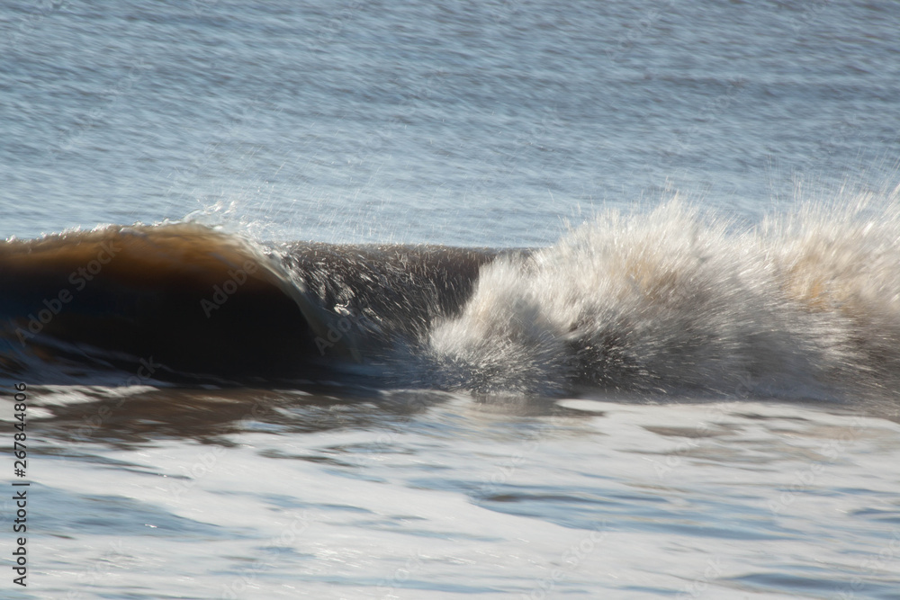 Naklejka premium Ocean waves crashing onto the shore