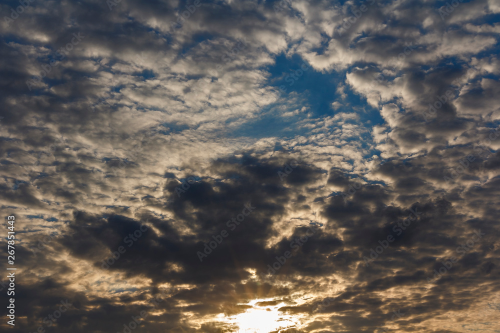 Obraz premium Dramatic sky landscape with clouds and sun rays