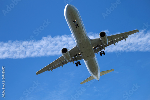 Passagierflugzeug in der Luft und blauer Himmel und Kondensstreifen - Stockfoto