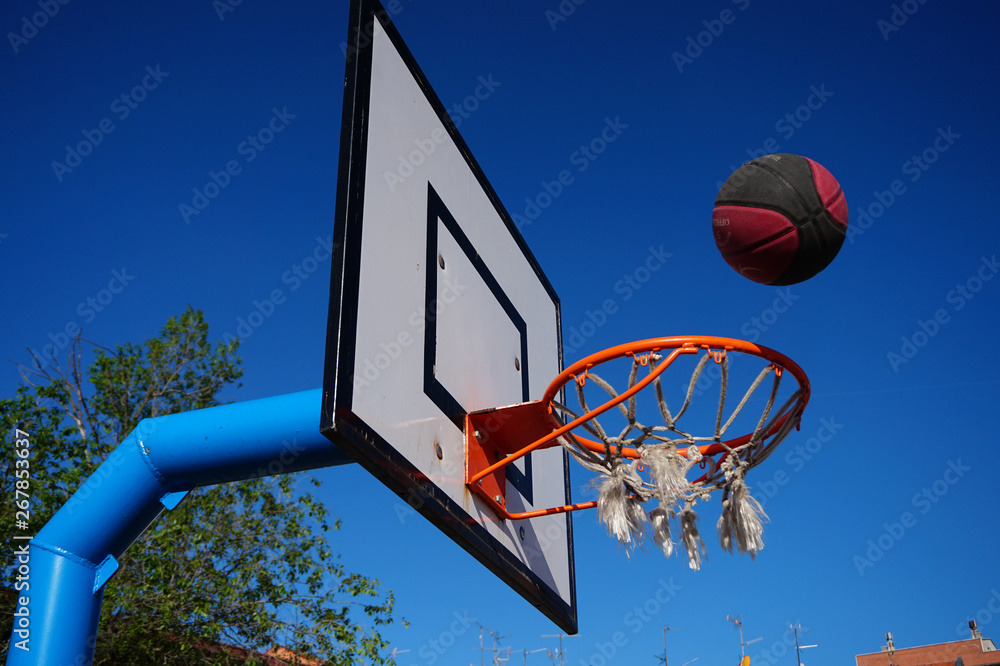Canasta de baloncesto con pelota entrando en el aro Stock Photo | Adobe  Stock